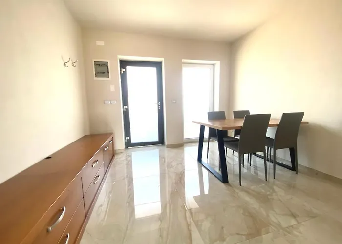 招待所 And Lisjak